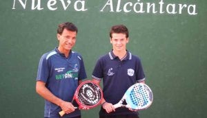 Cayetano Rocafort posa junto con su tío Borja. ::
SUR