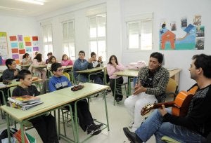 Carlos Poveda, cantando ayer en una clase del IES Carlos Cano de Los Barrios. ::
SUR