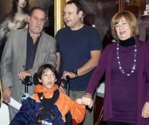Joel y su padre, junto al alcalde y la edil de Solidaridad. ::                             SUR