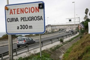 La curva de La Cala registra entre cuatro y cinco accidentes al año. ::                             ÁLVARO CABRERA