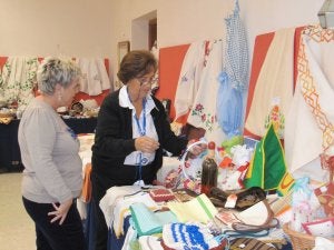 El rastrillo de Manos Unidas se ha instalado en uno de los salones del Real Club Marítimo. ::
P. S. HERVA