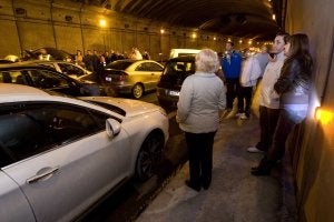 Imagen del siniestro múltiple que se produjo este sábado en el falso túnel de San José, y que obligó a cortar la autovía. ::                             ANTONIO SALAS
