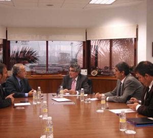 Luis Pizarro (c) conversó con el presidente de la APBA, Manuel Morón, en la sede de la institución. ::
SUR