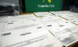 En la imagen, algunos de los diplomas facilitados fraudulentamente por el sindicato y que han sido intervenidos por la Guardia Civil. :: O.CH.