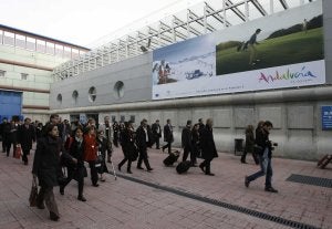 Profesionales del turismo se dirigen a la entrada del recinto de Ifema en Madrid durante la pasada edición de Fitur. ::
SALVADOR SALAS