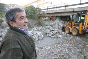 Antonio Díaz fue testigo desde primera hora de la mañana de ayer del proceso de demolición de la vivienda que se hizo con sus propias manos. ::                             SALVADOR SALAS