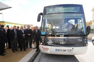 El alcalde de Málaga, Francisco de la Torre, inauguró ayer la nueva linea directa que conecta Churriana con la Alameda Principal. :: Antonio Salas