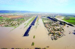 Entorno del aeropuerto de Córdoba cubierto por el agua. ::
R. ALCAIDE.EFE
