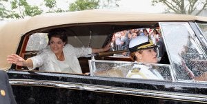 La presidenta de Brasil saluda desde el Rolls-Royce que la llevó hasta la sede del Senado. ::
EFE