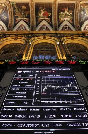 Vista de un panel de la Bolsa de Madrid que muestra, ayer, las cotizaciones del Ibex-35. ::                             EFE