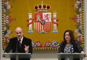 Manuel Chaves y Mar Moreno firmaron ayer en Málaga la transferencia a la Junta de las competencias sobre los usos del litoral. ::                             ÁLVARO CABRERA