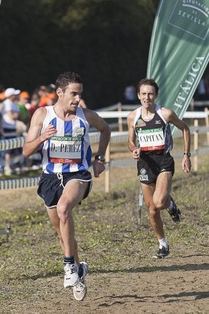 Daniel Pérez, el mejor de los malagueños, vigila al madrileño Capitán cerca de la meta. ::
CENACHERO.COM