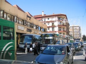 El apeadero actual, en pleno centro de la ciudad, es un caos constante. ::
F. JIMÉNEZ