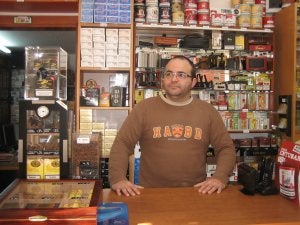 Los estancos echan humo por la venta de tabaco ilegal