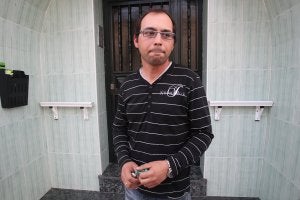 Jesús Galeote reclamó ayer más recursos           para que no vuelva a repertirse lo que le ha ocurrido a su hermana, asesinada el martes en El Palo. ::                             SALVADOR SALAS