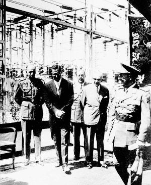 Instalaciones. Franco, acompañado de García Grana, en la Central Térmica. ::
SUR