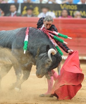 Mari Paz Vega, en un natural al toro que le cortó las dos orejas. ::                             EFE