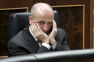 El ministro de Industria, Miguel Sebastián, ayer durante el pleno del Congreso en el que se debatió la derogación de las prospecciones. ::                             CHEMA MOYA. EFE