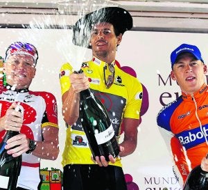 Kloden, entre el estadounidense Horner, y el holandés Gesink. :: EFE