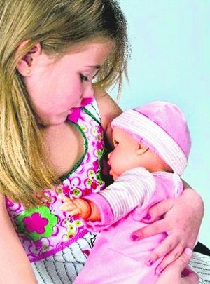 Una niña acuna a su 'Bebé glotón'. ::
SUR