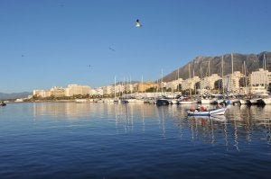 Vista del puerto de La Bajadilla, que se someterá a una ampliación. ::                             JOSELE-LANZA