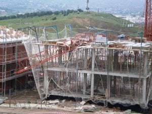La estructura se desplomó sobre una construcción por causas que se están investigando. ::                             J. J. B.
