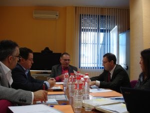 El alcalde de San Roque, Fernando Palma, se reunió ayer con responsables del Campus Bahía de Algeciras. ::
SUR