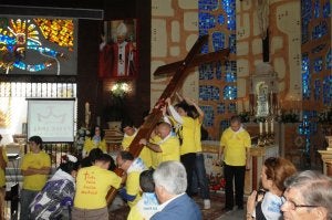 Voluntarios levantan la cruz en la Iglesia Virgen Madre. ::
JOSELE-LANZA