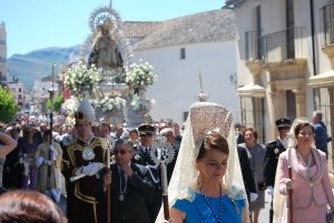 La Virgen de la Paz, a su paso por la calle que lleva su nombre, con la plaza de toros al fondo. ::
PLT