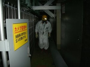 Un trabajador recorre las instalaciones del reactor 1. ::
REUTERS