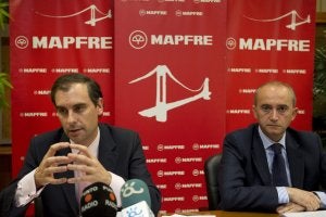 Jesús Martínez Castellanos, que presentó el estudio, junto a Luis Ángel Schweizer. ::                             SUR
