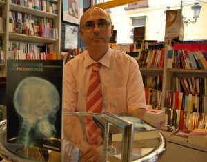 Senciales, con su libro, ayer en Prometeo. :: MACARENA TEXEIRA