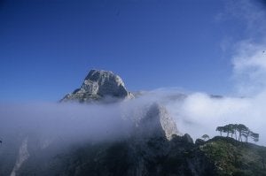 Vista panorámica del Tajo de El Almendrón, con sus 1.514 metros, y sus paredes verticales. ::
SEBASTIÁN GARCÍA