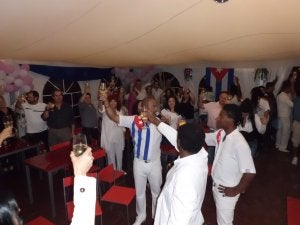 Arriba, los propietarios del establecimiento, y abajo el brindos de los invitados. ::
SUR