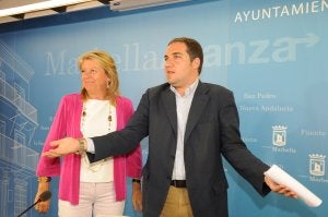 El presidente del PP de Málaga, Elías Bendodo, fue recibido ayer por la alcaldesa de Marbella, Ángeles Muñoz. ::                             JOSELE-LANZA