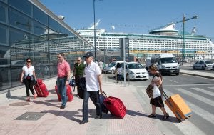 Unos pasajeros acceden a la nueva terminal de cruceros del puerto de Málaga. ::
SALVADOR SALAS