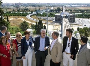 El presidente de la Junta de Andalucía, José Antonio Griñán, ayer en su visita a San Juan de Aznalfarache. ::
EFE
