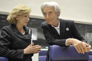Elena Salgado conversa con la ministra francesa de Finanzas, Christine Lagarde, antes de la reunión de ayer en Luxemburgo. ::
C. KARABA / EFE