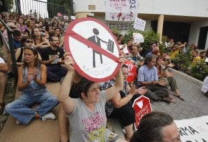 Los manifestantes, a la entrada del bloque, gritaban 'Esto no es un lujo, es un derecho' y 'Hoy por Andrea, mañana por quién sea'. ::                             SALVADOR SALAS
