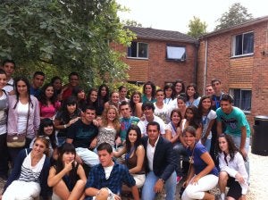 Jóvenes en la escuela de EF Oxford junto al director del IAJ. ::
SUR