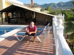 Menno Klass Van der Molen posa junta a la piscina de su casa. ::                             SUR