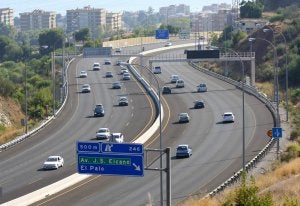 Los conductores pudieron transitar ayer por el tercer carril de la ronda este tras la apertura al tráfico. ::                             Álvaro Cabrera