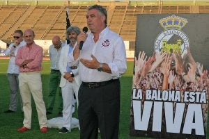 El presidente de la Balona, Alfredo Gallardo, se dirige a la afición linense durante el día de la presentación de la plantilla. ::
JUAN SIERRA