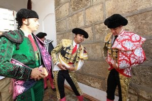 Momentos previos. Los tres matadores se preparan en el patio de cuadrillas, momentos antes de hacer el paseíllo. ::
CARLOS MORET