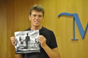 Javier Ojeda se libera en 'Re-versos'