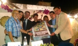 Los asistentes al acto del pregón y presentación muestran el cartel anunciador del evento. ::
FÉLIX LORENZO