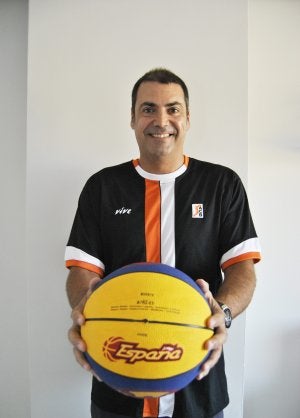 Daniel Hierrezuelo, árbitro de la Liga Endesa: «Espero cumplir los quince años que me quedan»