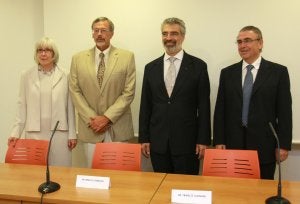 El experto en criocirugía Franco Lugnani (derecha) y el urólogo Pedro Torrecillas. ::
Álvaro Cabrera