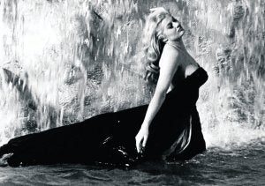 Anita Ekberg, en la famosa escena de 'La dolce vita'. Arriba, en una foto tomada el pasado año. ::
E. C.