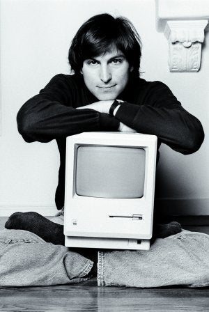 Steve Jobs con un Mac, en 1984.::
NORMAN SEEFF